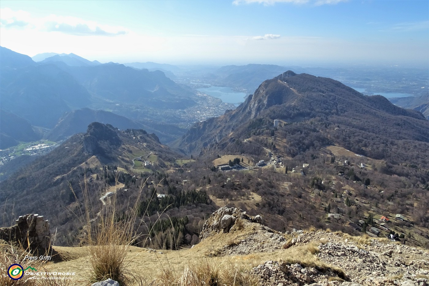 23 Vista sul Pian dei Resinelli e verso Lecco, i suoi laghi, i suoi monti.JPG